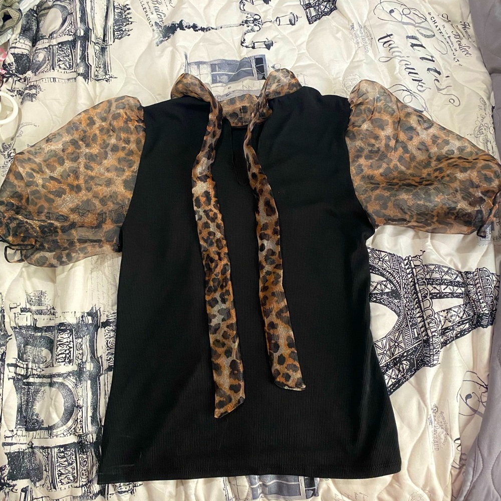 ELEGANT JUNIOR CHEETAH PRINT BLACK TOP.